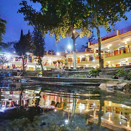 Pandu Lakeside Hotel Парапат Экстерьер фото