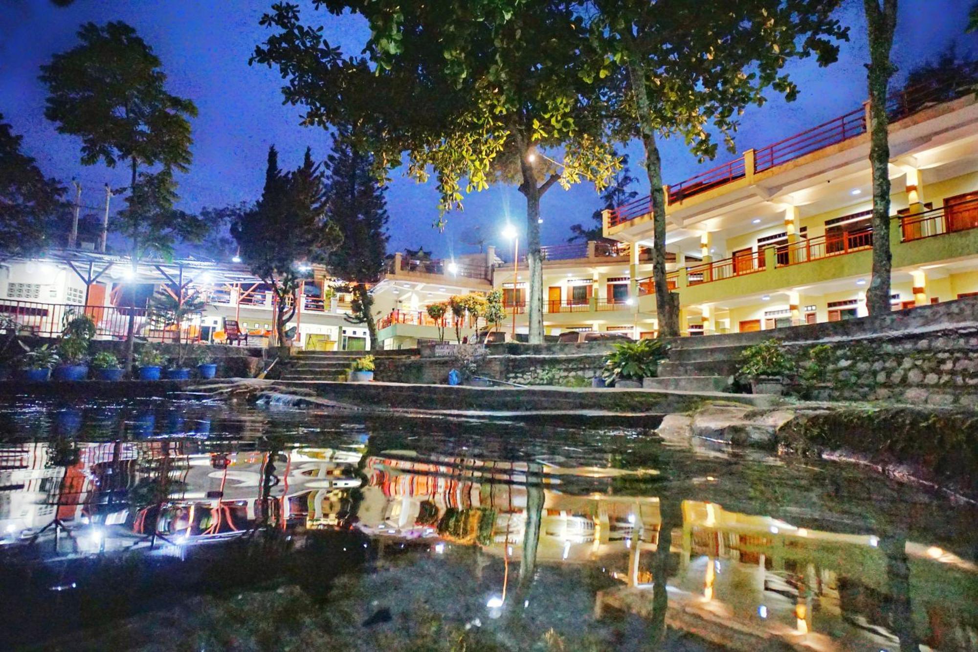 Pandu Lakeside Hotel Парапат Экстерьер фото